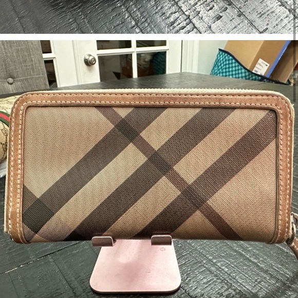 Burberry zip around wallet - Picture 2 of 10
